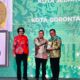 Wali Kota Gorontalo Marten Taha saat menerima penghargaan Adipura tahun 2023. (Foto: Humas Pemkot Gorontalo)