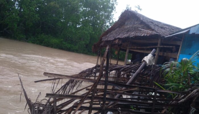 Akibat Hujan Lebat, Dua Rumah di Desa Molangato Terbawa Arus