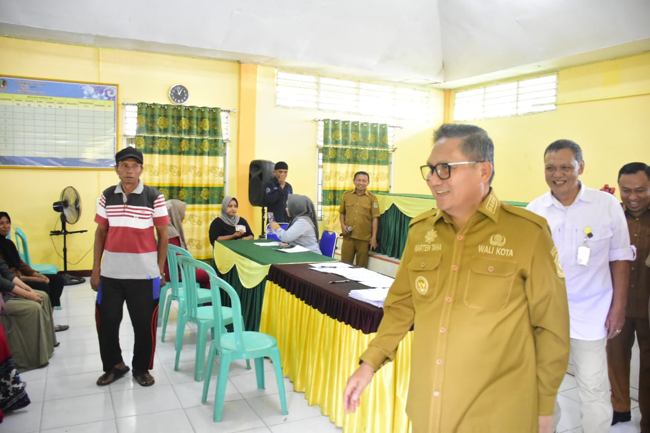 Wali Kota Gorontalo, Marten Taha saat menghadiri pendistribusian program BPNT. (Foto: Humas Pemkot Gorontalo