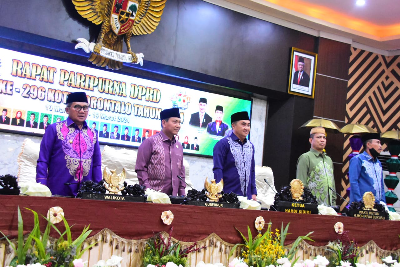 Wali Kota Gorontalo, Marten Taha saat menghadiri rapat paripurna dalam rangka HUT Kota Gorontalo ke-296 di DPRD Kota Gorontalo pada 19 Maret 2023. (Foto: Humas Pemkot Gorontalo)
