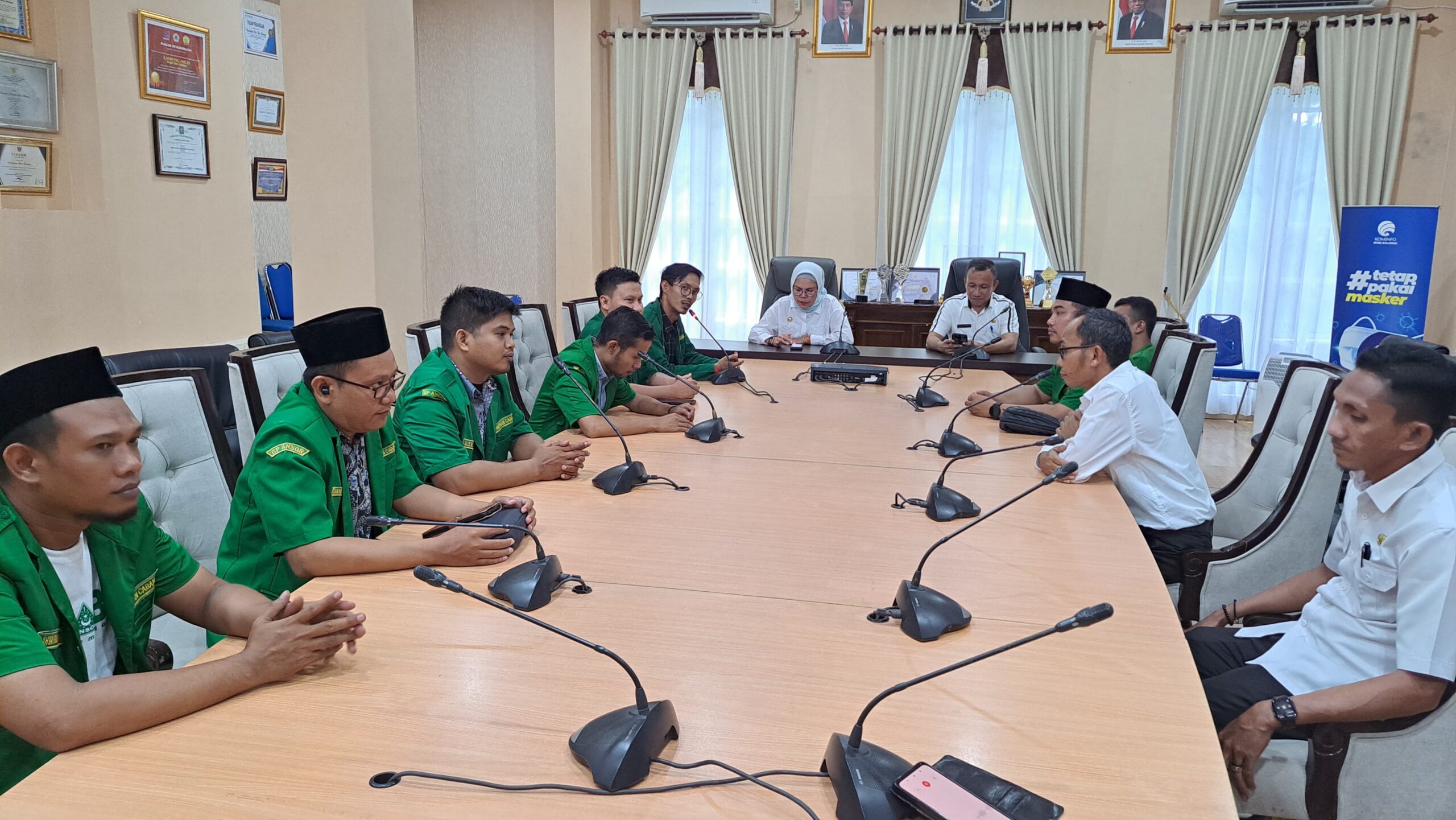 Bupati Merlan S. Uloli saat menerima audiensi Pimpinan Cabang Gerakan Pemuda (GP) Ansor Bone Bolango, di ruang Rapat Bupati/Hibata.id