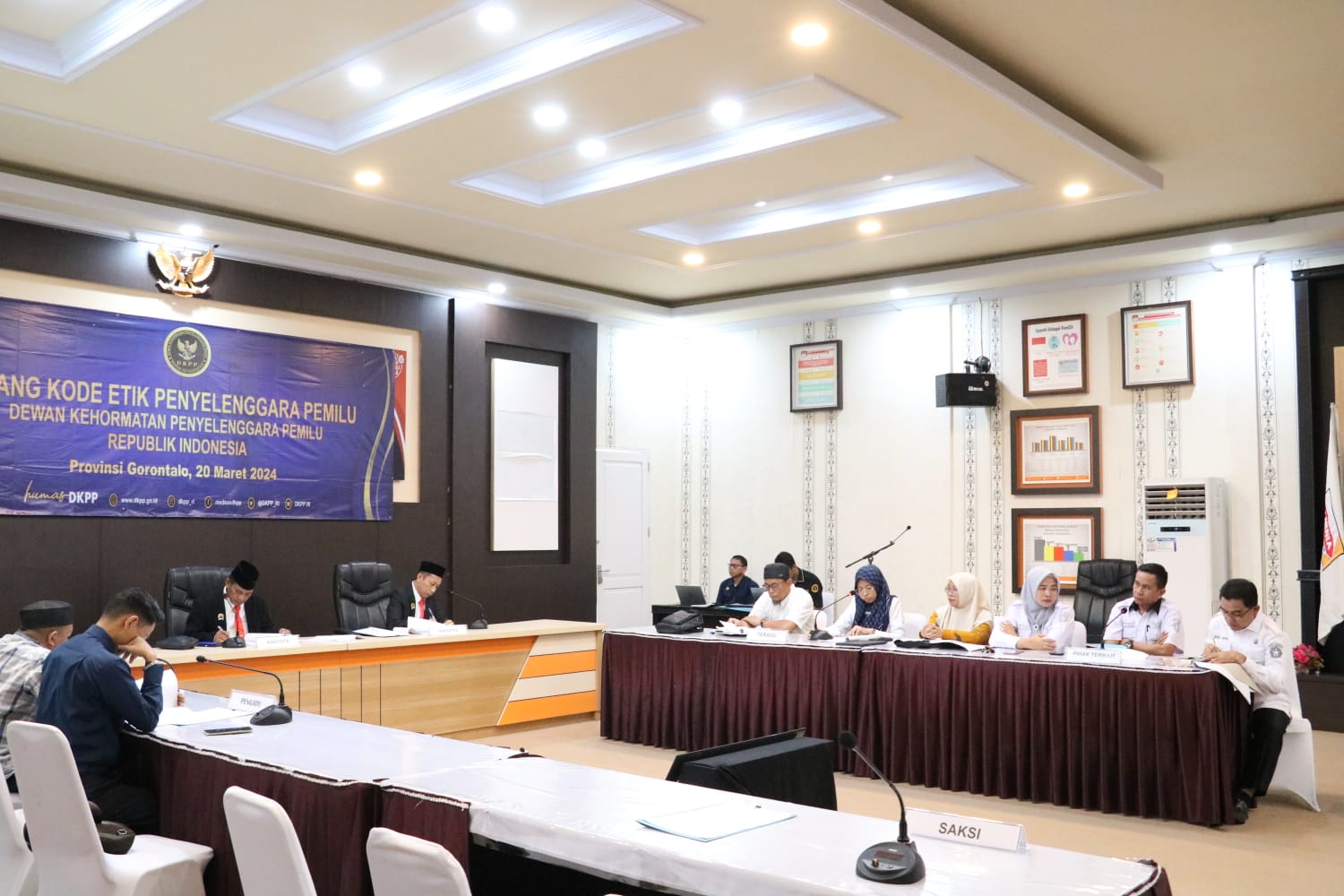 Dewan Kehormatan Penyelenggara Pemilu (DKPP) menggelar sidang pemeriksaan dugaan pelanggaran Kode Etik Penyelenggara Pemilu (KEPP) Perkara Nomor 25-PKE-DKPP/I/2024 di Kantor KPU Provinsi Gorontalo/Hibata.id