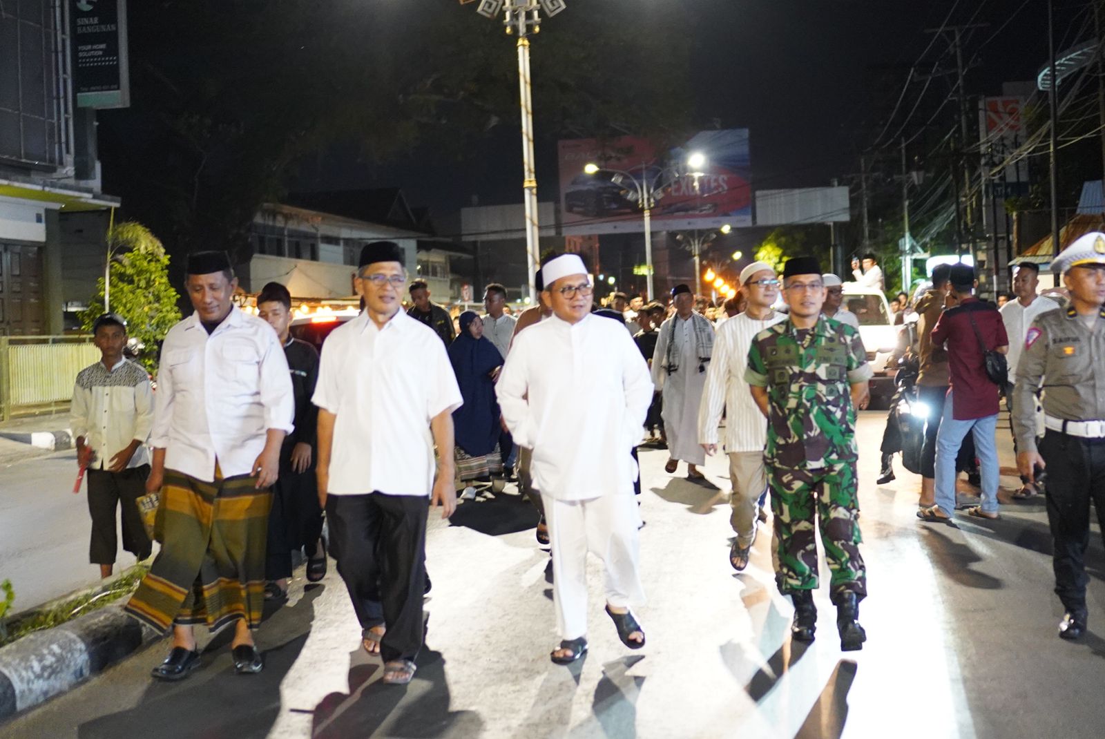   Wali Kota Gorontalo, Marten Taha bersama jajarangnya saat menyelenggarakan sahur on the road. (Foto: Humas Pemkot Gorontalo)