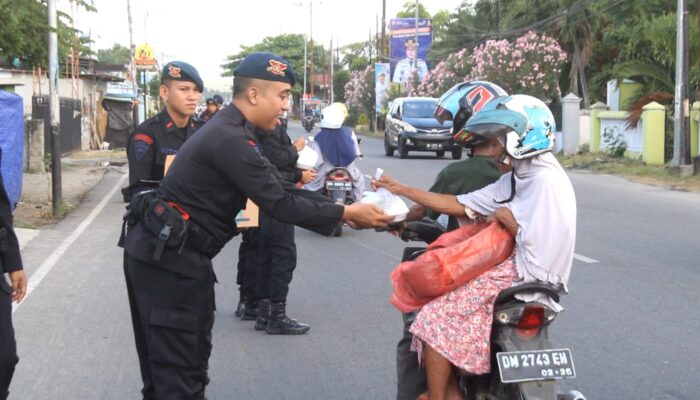 Brimob Ilato Polda Gorontalo Bagikan Takjil Buka Puasa Gratis