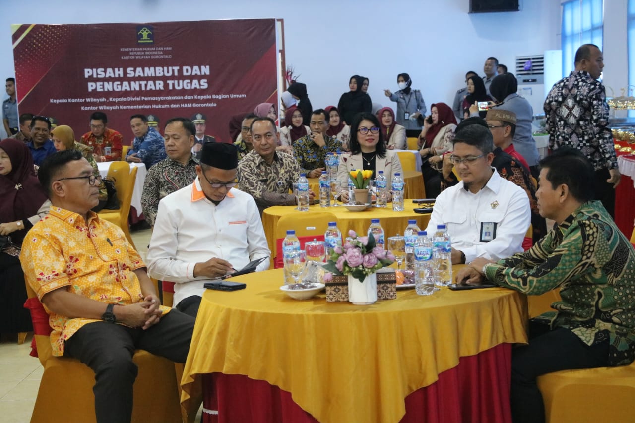 Anggota DPRD Provinsi Gorontalo Adnan Entengo mewakili Ketua DPRD pada kegiatan pisah sambut dan pengantar tugas Kepala Kantor Wilayah Kementerian Hukum dan HAM Gorontalo (Kemenkumham), Senin (26/03/2024)/Hibata.id