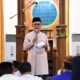 Sekretaris Daerah (Sekda) Kota Gorontalo, Ismail Madjid saat memberikan sambutan pada peringatan Nuzulul Qur'an pada Rabu (27/3/2024) malam, di Masjid Agung Baiturrahim. (Foto: Humas Pemkot Gorontalo)