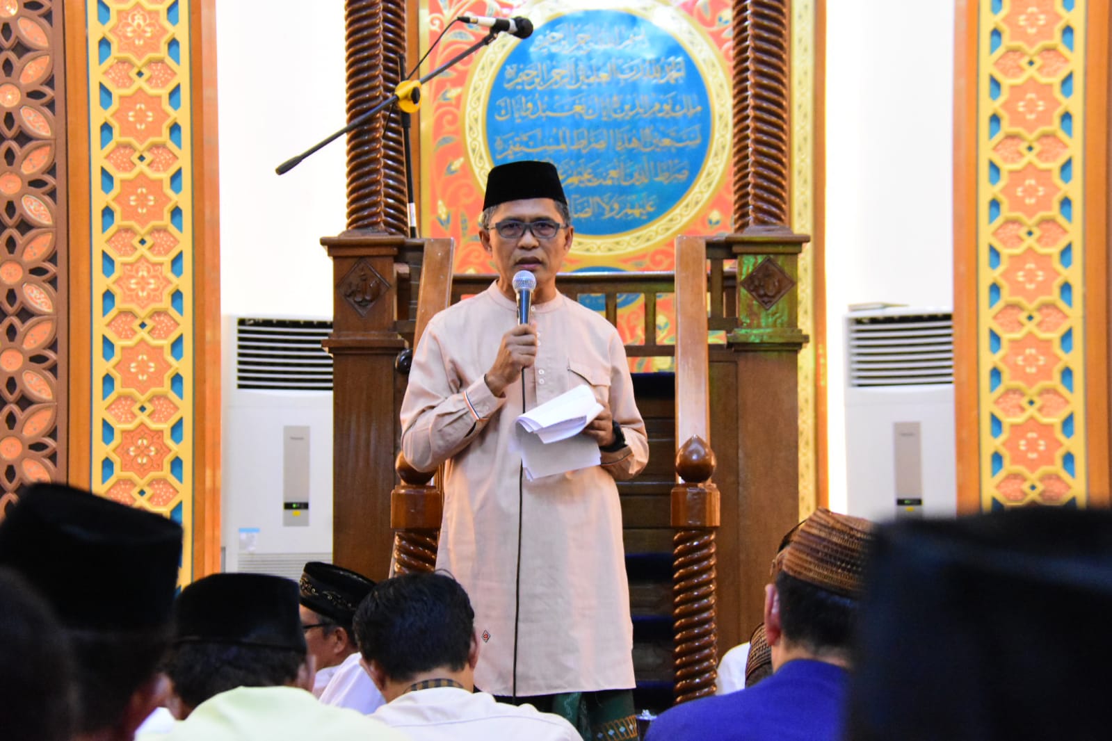 Sekretaris Daerah (Sekda) Kota Gorontalo, Ismail Madjid saat memberikan sambutan pada peringatan Nuzulul Qur'an pada Rabu (27/3/2024) malam, di Masjid Agung Baiturrahim. (Foto: Humas Pemkot Gorontalo)