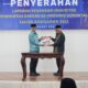   Wali Kota Gorontalo, Marten Taha saat menyerahkan LKPD Kota Gorontalo Tahun 2023 ke BPK RI perwakilan Gorontalo. (Foto: Humas Pemkot Gorontalo)