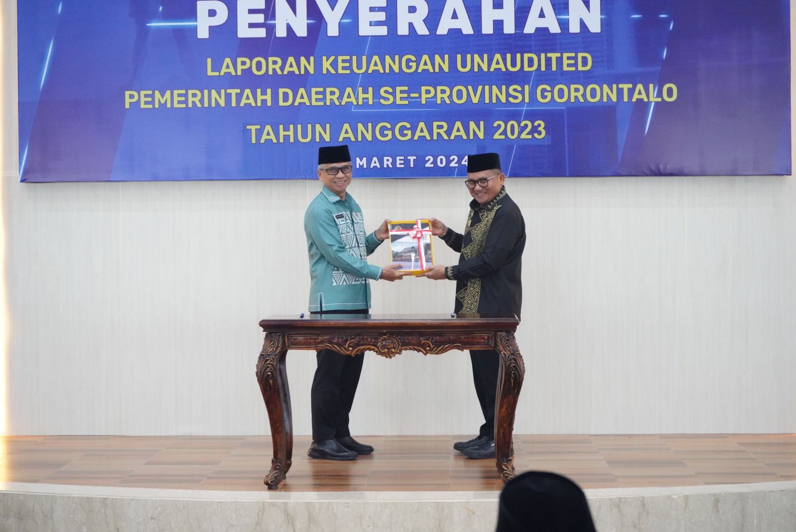   Wali Kota Gorontalo, Marten Taha saat menyerahkan LKPD Kota Gorontalo Tahun 2023 ke BPK RI perwakilan Gorontalo. (Foto: Humas Pemkot Gorontalo)