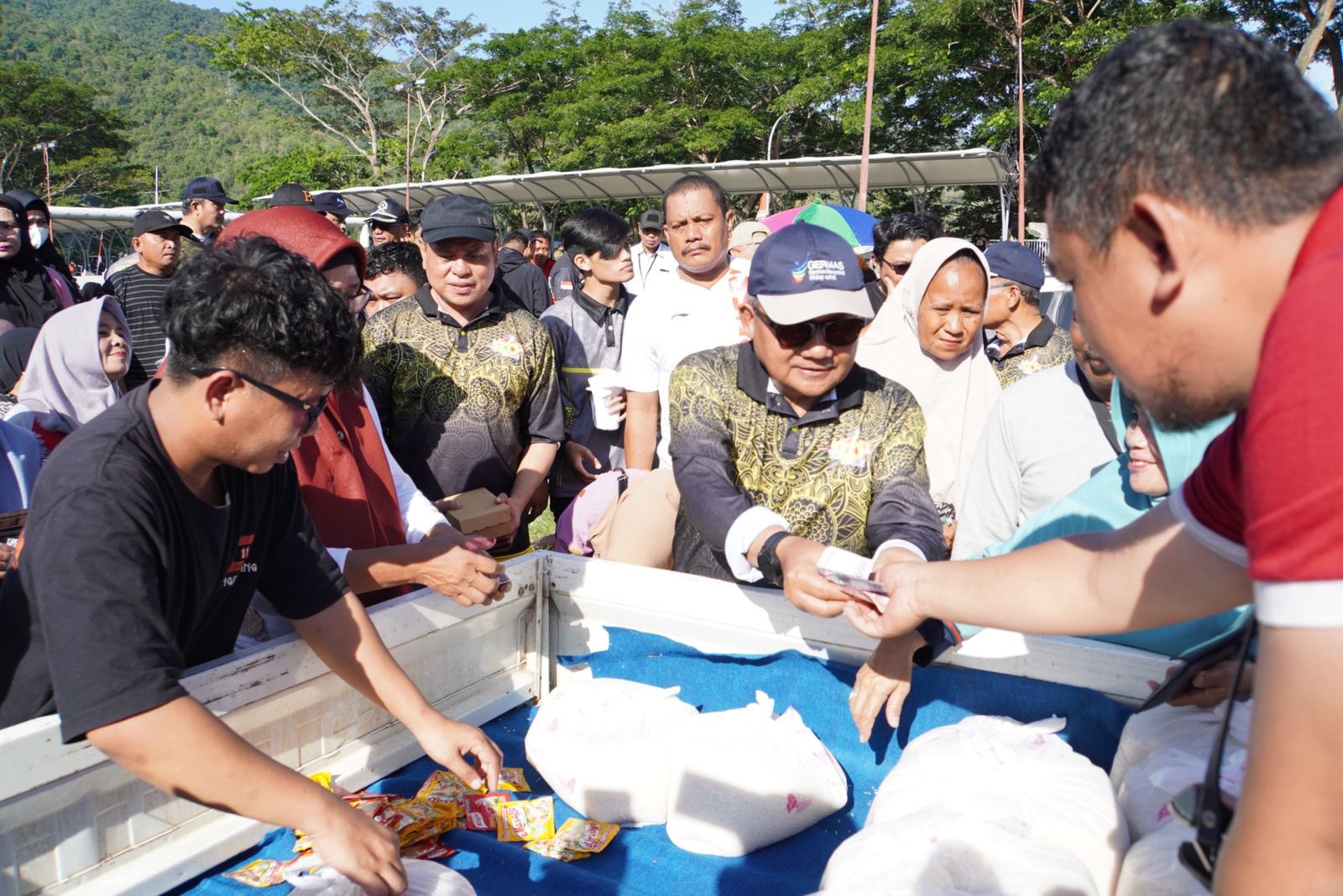 Wali Kota Gorontalo, Marten Taha saat menghadiri pasar murah di beberapa pekan lalu. (Foto: Humas Pemkot Gorontalo)