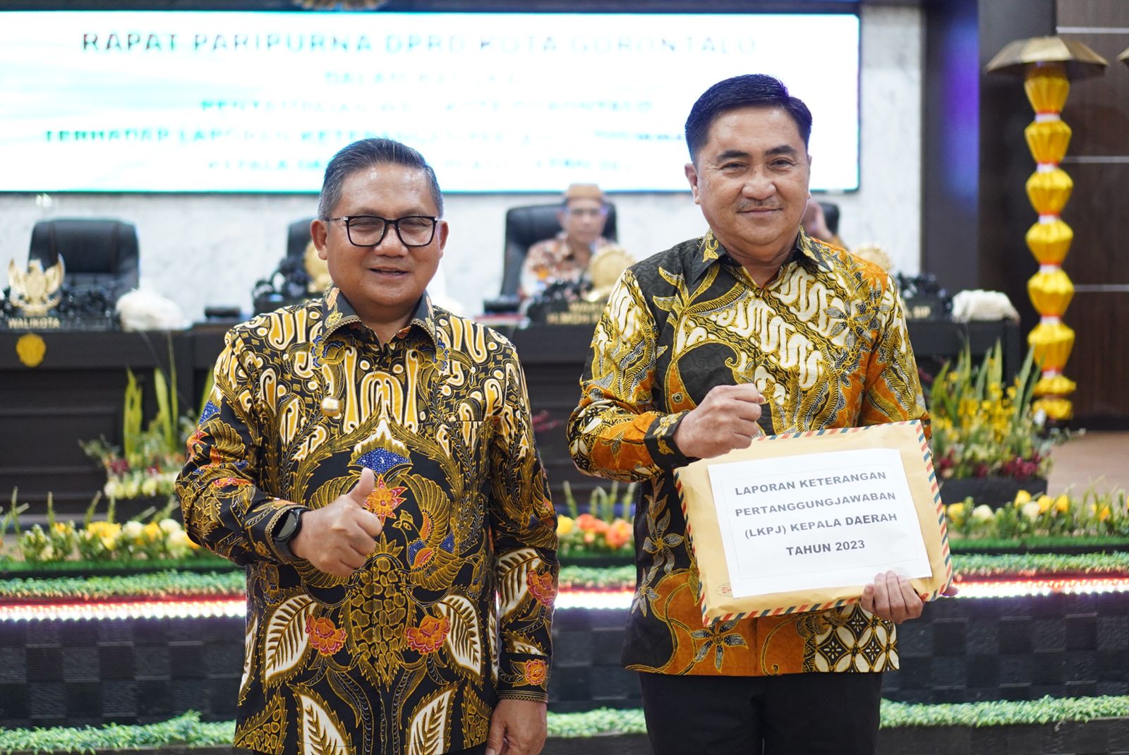 Wali Kota Gorontalo, Marten Taha saat menyerahkan nota pengantar laporan keterangan pertanggungjawaban (LKPJ) tahun 2023. (Foto: Humas Pemkot Gorontalo)