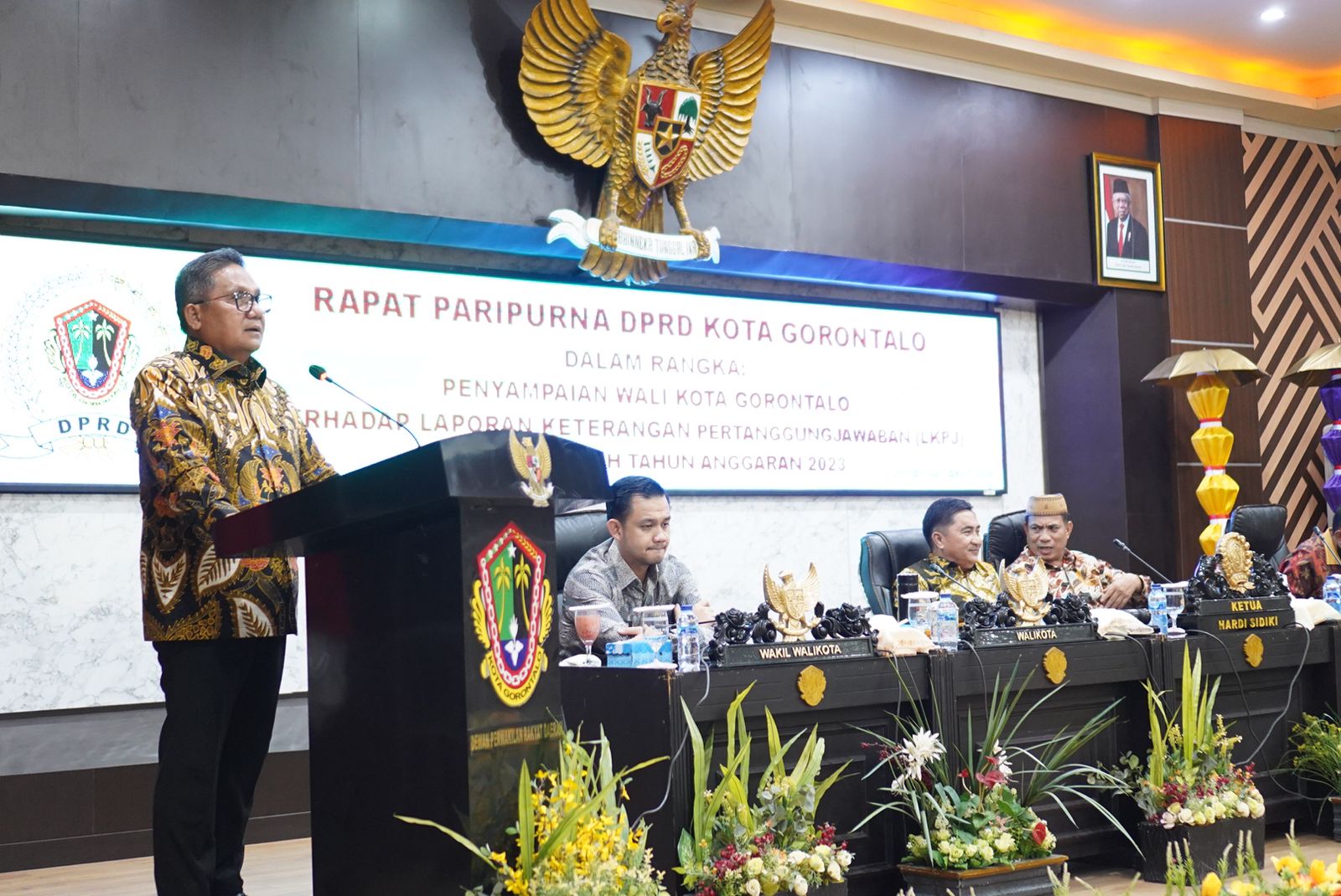 Wali Kota Gorontalo, Marten Taha saat memberikan sambutan di paripurna penyampaian nota pengantar lLKPJ tahun 2023, (Foto: Humas Pemkot Gorontalo)