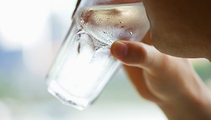 Dampak Buruk Jika Terlalu Sering Minum Air Es