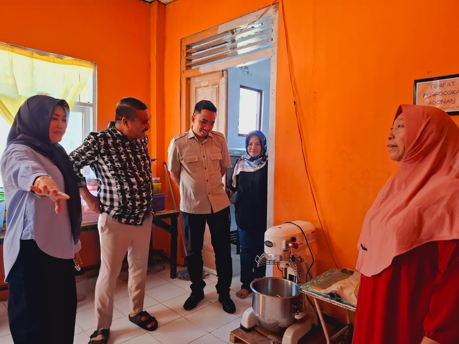 Komisi II DPRD Provinsi Gorontalo melakukan kunjungan kerja (Kunker) terkait peninjauan bantuan rumah produksi, yang berlokasi di Desa Oluhuta, Kecamatan Kabila Bone/Hibata.id