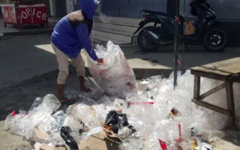 Pasukan kuning saat membersihkan sampah di pasar senggol. (Foto: Humas Pemkot Gorontalo)