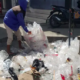 Pasukan kuning saat membersihkan sampah di pasar senggol. (Foto: Humas Pemkot Gorontalo)