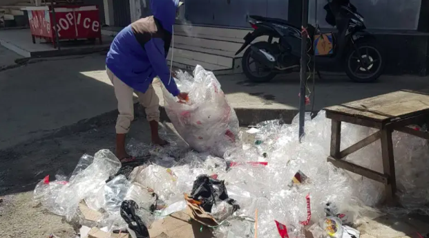 Pasukan kuning saat membersihkan sampah di pasar senggol. (Foto: Humas Pemkot Gorontalo)