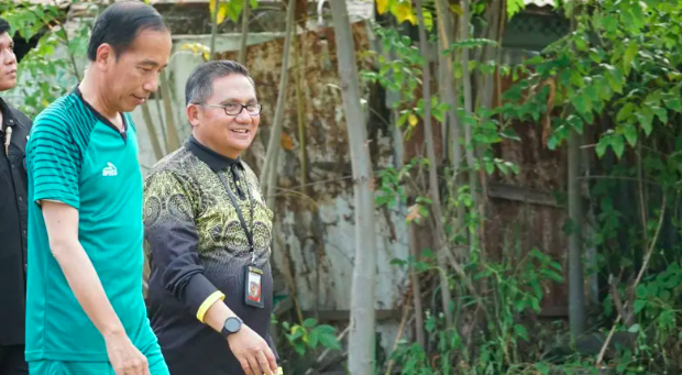 Wali Kota Gorontalo Marten Taha saat mendampingi Presiden Jokowi main sepak bola di Lapangan Kompi Liluwo. (Foto: Humas Pemkot Gorontalo)