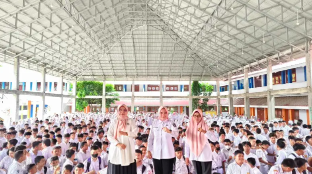 DPPKBP3A Kota Gorontalo saat melakukan kegiatan sosialisasi pencegahan aksi kekerasan dan pelecehan seksual di SMP Negeri 1 Kota Gorontalo. (Foto: Humas Pemkot Gorontalo)