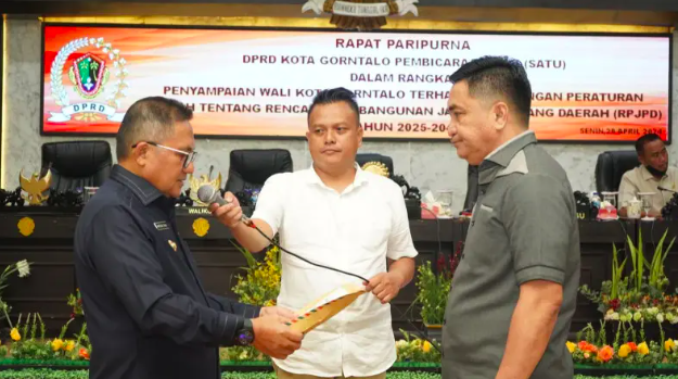 Wali Kota Gorontalo, Marten Taha saat menyerahkan dokumen RPJPD Kota Gorontalo, tahun 2025-2045 ke DPRD Kota Gorontalo. (Foto: Humas Pemkot Gorontalo)