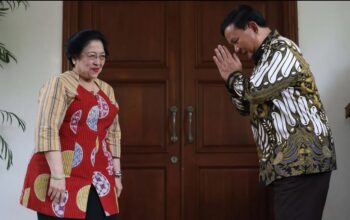 Ketua Umum Partai Gerindra, Prabowo Subianto (kanan) memberi hormat pada Ketua Umum PDIP, Megawati Soekarnoputr (Dok.Liputan6/Hibata.id)