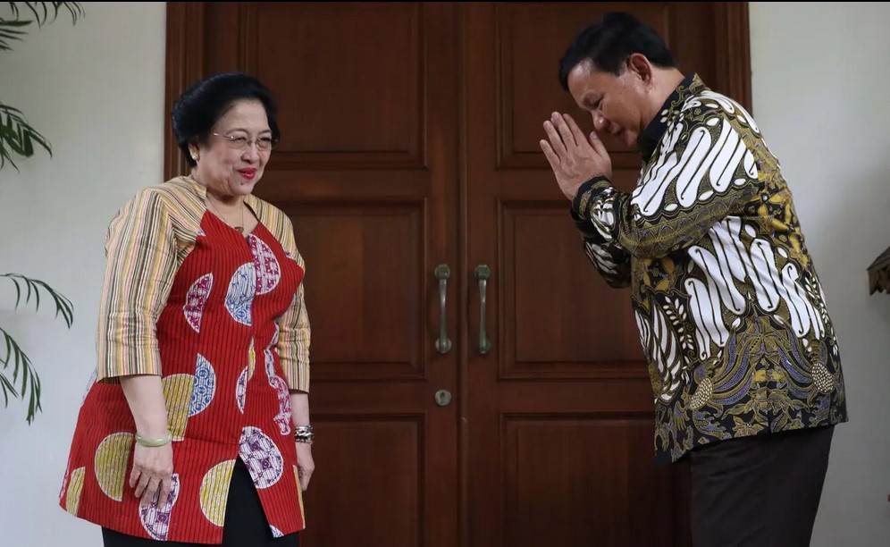 Ketua Umum Partai Gerindra, Prabowo Subianto (kanan) memberi hormat pada Ketua Umum PDIP, Megawati Soekarnoputr (Dok.Liputan6/Hibata.id)