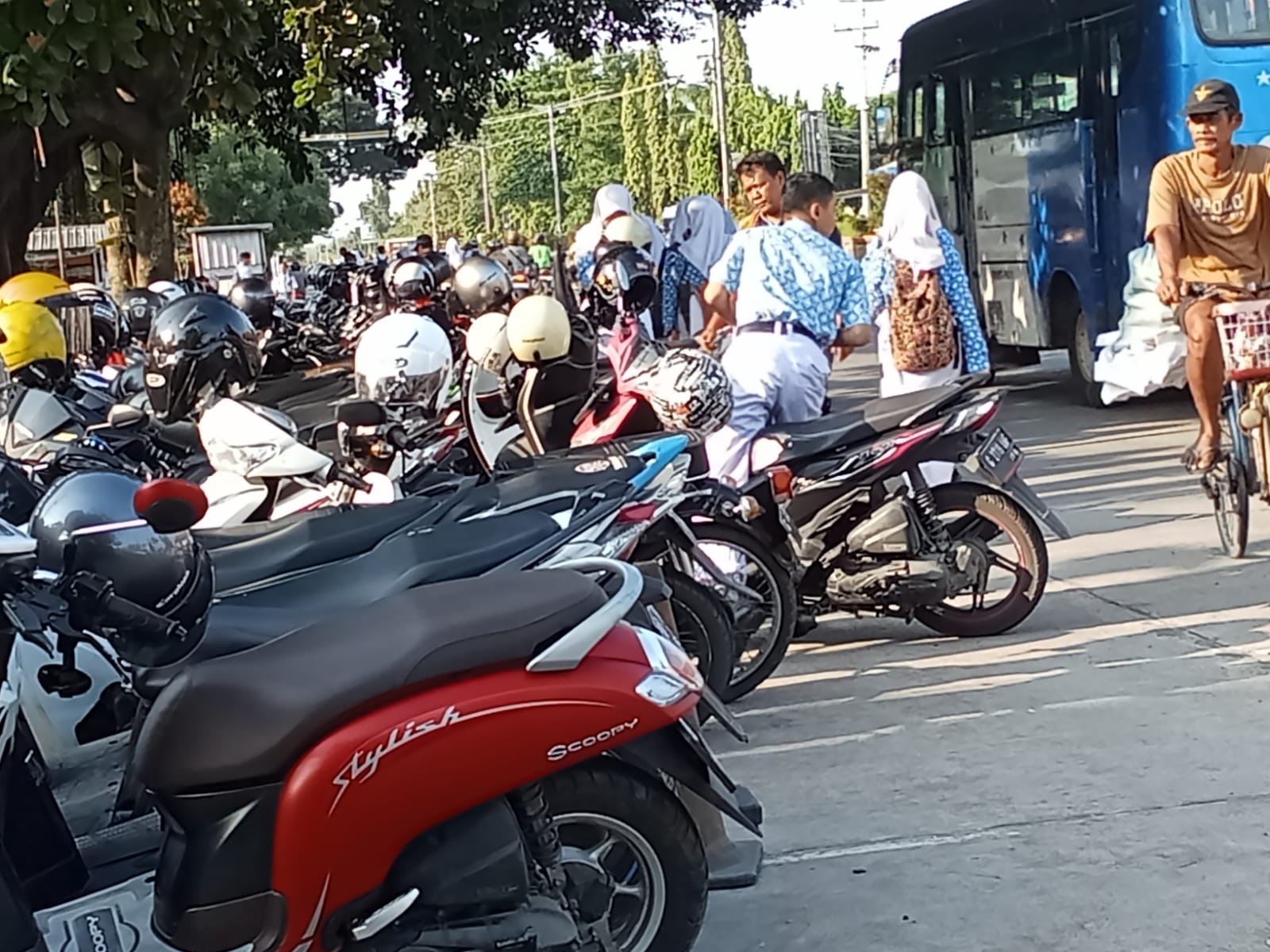 Ratusan sepeda motor ini berasal dari siswa-siswa sekolah menengah yang menitipkan kendaraan mereka di sepanjang jalan dan trotoar di sekitar Taman Patih Sampun di Pemalang/Hibata.id