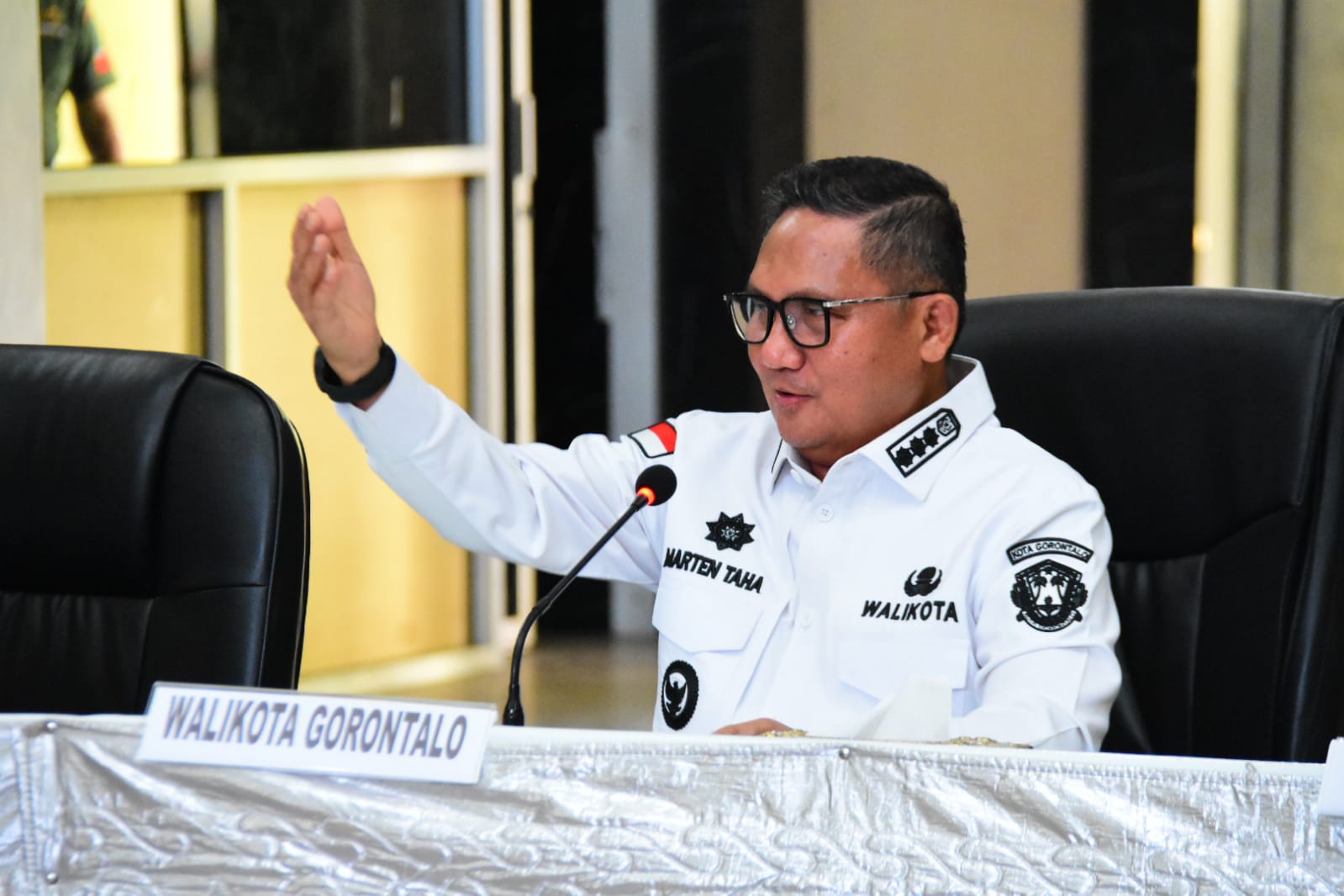 Wali Kota Gorontalo Marten Taha saat mengikuti rapat Forum Komunikasi Pimpinan Daerah (Forkopimda) Kota Gorontalo. (Foto: Humas Pemkot Gorontalo)