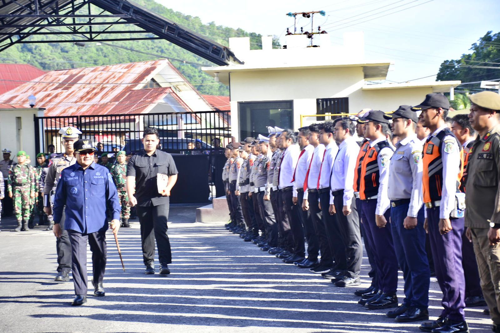 Wali Kota Gorontalo, Marten Taha saat menghadiri apel gelar pasukan operasi ketupat tahun 2024 di halaman Mapolresta Gorontalo Kota. (Foto: Humas Pemkot Gorontalo)
