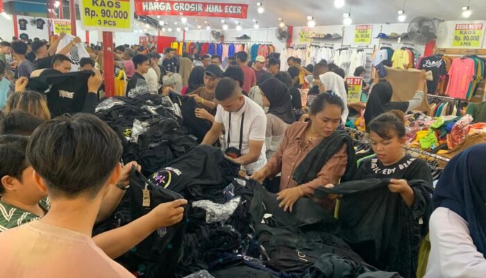 Berburu Baju Lebaran, Warga Gorontalo Padati Toko Gudang 27