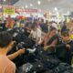 Warga Gorontalo padati pusat perbelanjaan pakaian Gudang 27 saat berburu baju lebaran Idul Fitri/Hibata.id