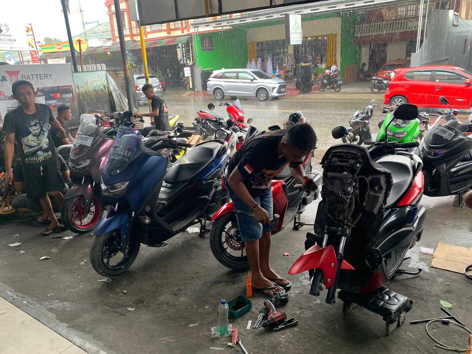 Jelang Lebaran Idul Fitri, suasana di bengkel-bengkel otomotif di Gorontalo makin ramai/Hibata.id