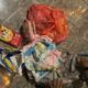 Satu tas warna abu-abu berisi pakaian dan perlengkapan bayi di teras rumah. (Foto: Humas Polresta Gorontalo Kota)