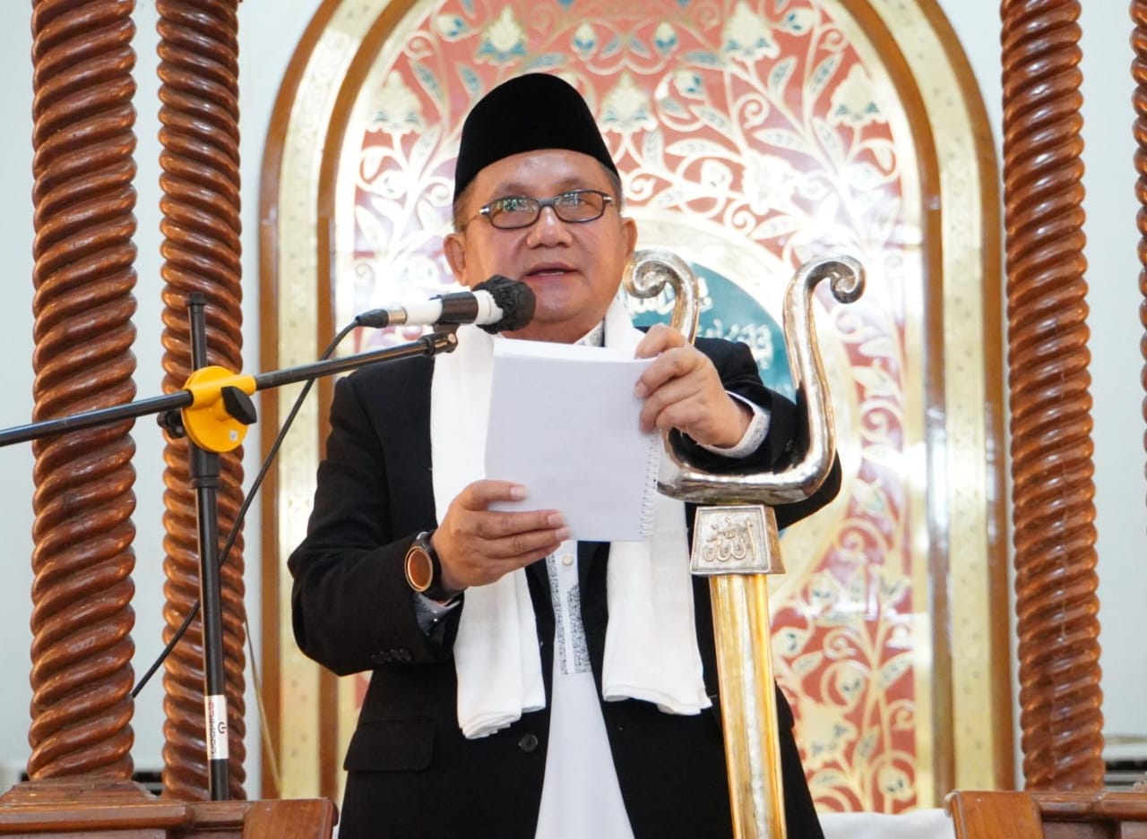 Wali Kota Gorontalo Marten taha saat menjadi khatib pada Shalat Ied 1 Syawal 1445 Hijriah di Masjid Agung Baiturrahim. (Foto: Humas Pemkot Gorontalo)