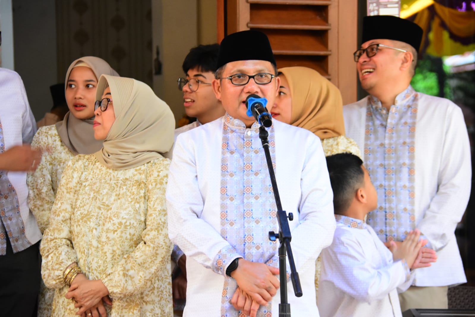 Wali kota Gorontalo, Marten Taha saat memberikan sambutan di rumah pribadi (Foto: Humas Pemkot Gorontalo)