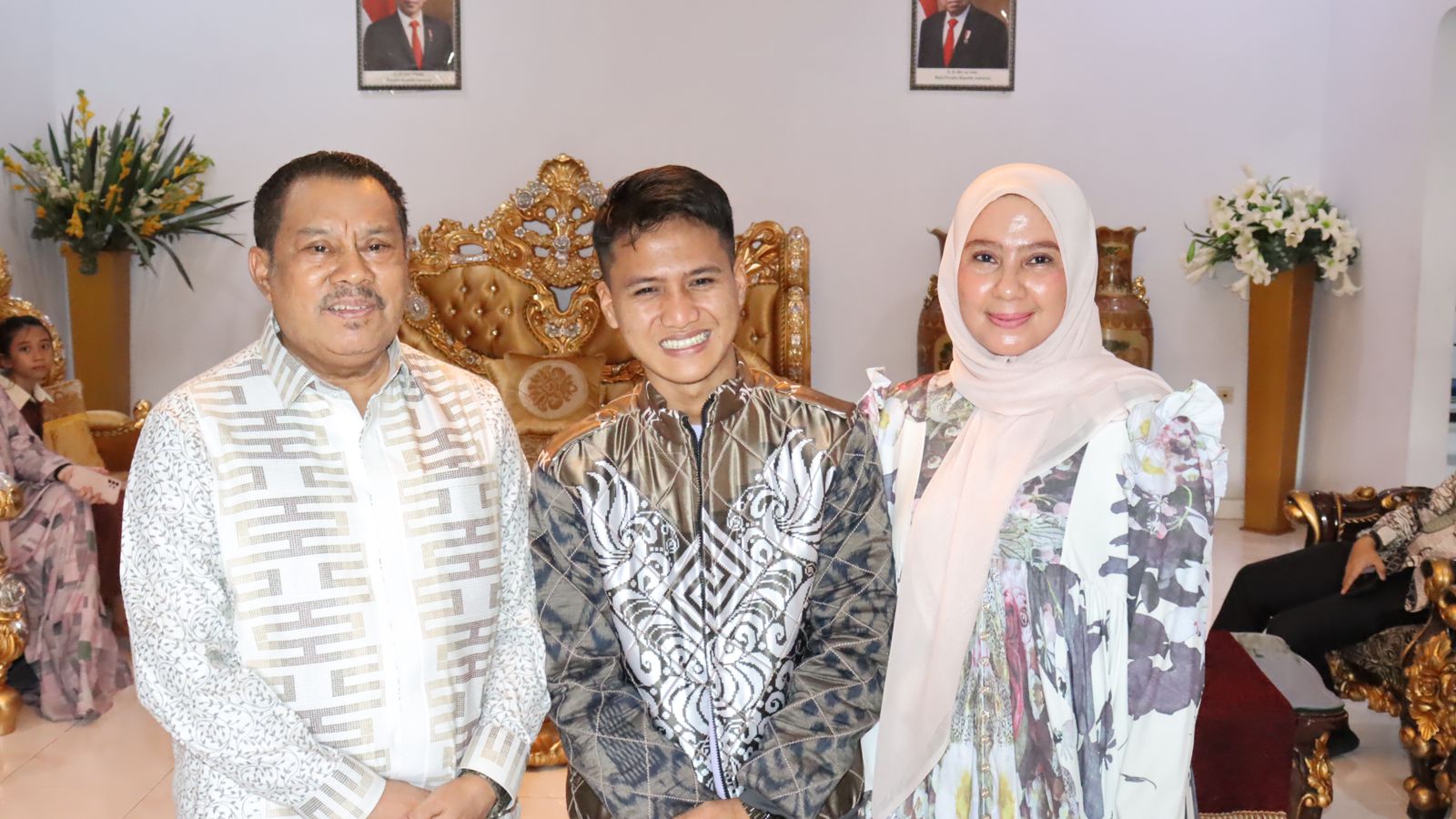 Ketua DPRD Provinsi Gorontalo Paris Jusuf bersama Owan Boalemo di acara Open House/Hibata.id