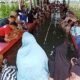 Sejumlah pengunjung saat menikmati terapi ikan di wisata Gatra kencana. (Foto: Ragil)