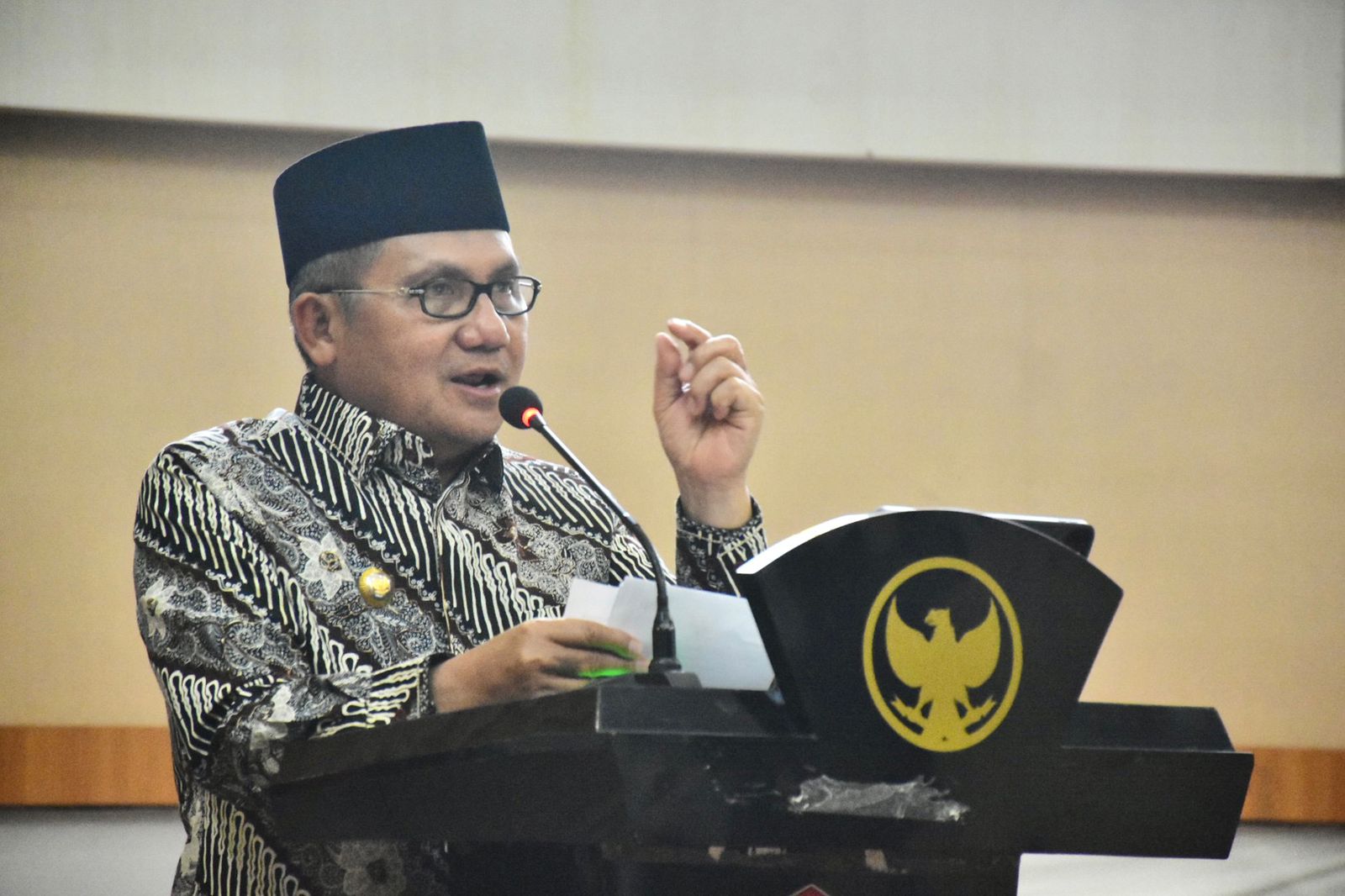 Wali Kota Gorontalo, Marten Taha saat memberikan sambutan di cara penyambutan Komisi Aparatur Sipil Negara (KASN) di di Banthayo Li Yiladiya, pada Jumat (18/4/2024). (Foto: Humas Pemkot Gorontalo)