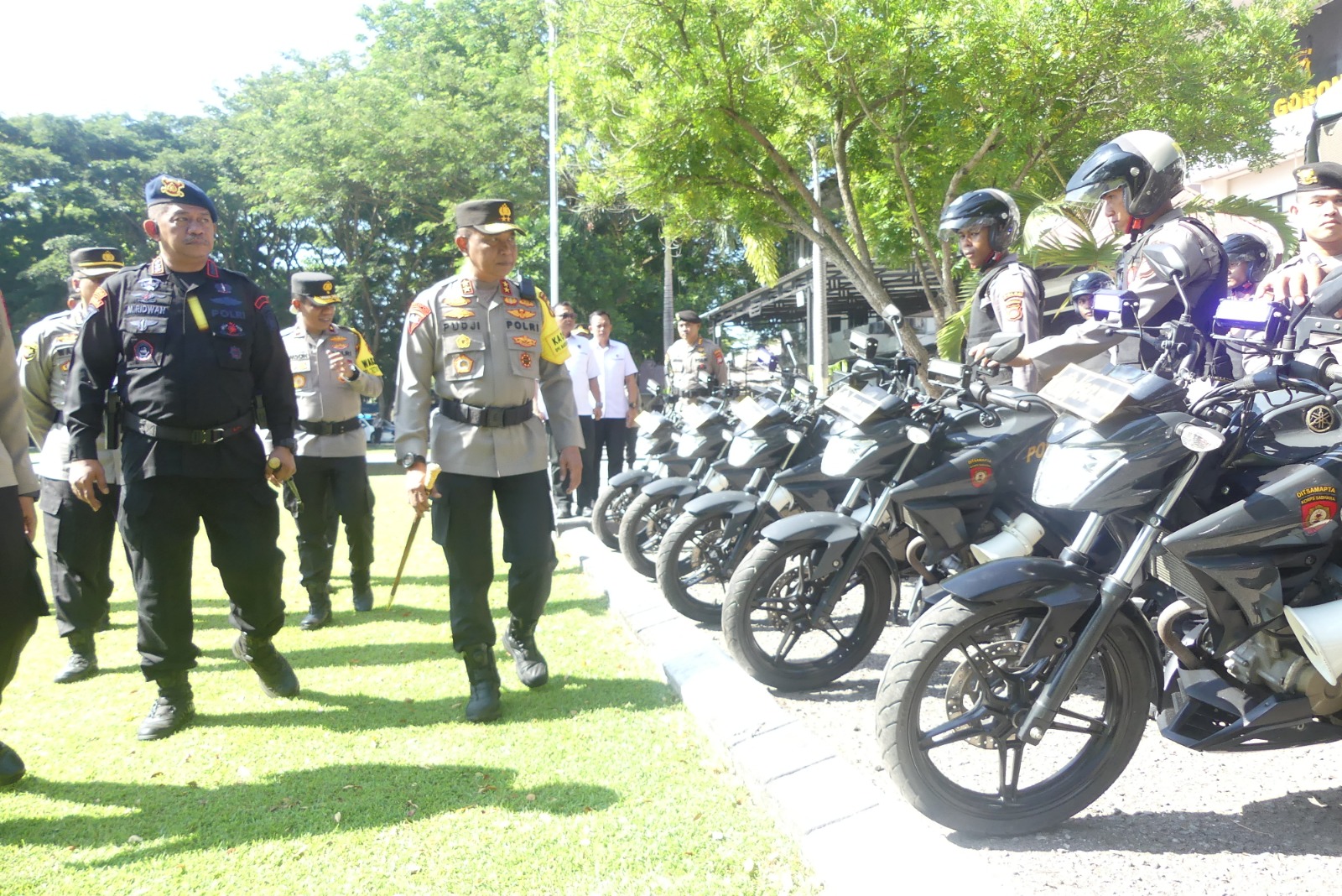 Jelang kedatangan Presiden Jokowi, Kepala Kepolisian Daerah Gorontalo Irjen Pol Drs. Pudji Prasetijanto Hadi memimpin apel persiapan pengamanan/Hibata.id