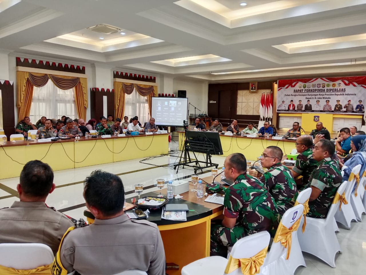 Ketua DPRD Provinsi Gorontalo Paris Jusuf menghadiri rapat Forum Koordinasi Pimpinan Daerah (Forkopimda) dalam rangka membahas kesiapan kunjungan kerja Presiden RI Joko Widodo, Sabtu (20/04/2024)/Hibata.id