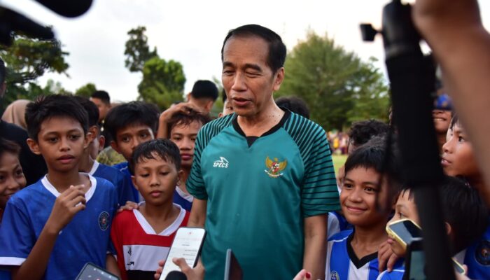 Jokowi Bermain Sepak Bola Bersama Tim U12 di Kota Gorontalo