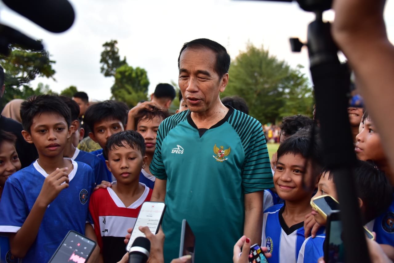 residen Jokowi bermain sepak bola bersama Tim U-12 Gorontalo di Lapangan Liluwo, Kecamatan Kota Tengah, Kota Gorontalo, (Dok.Diskominfotik)/Hibata.id