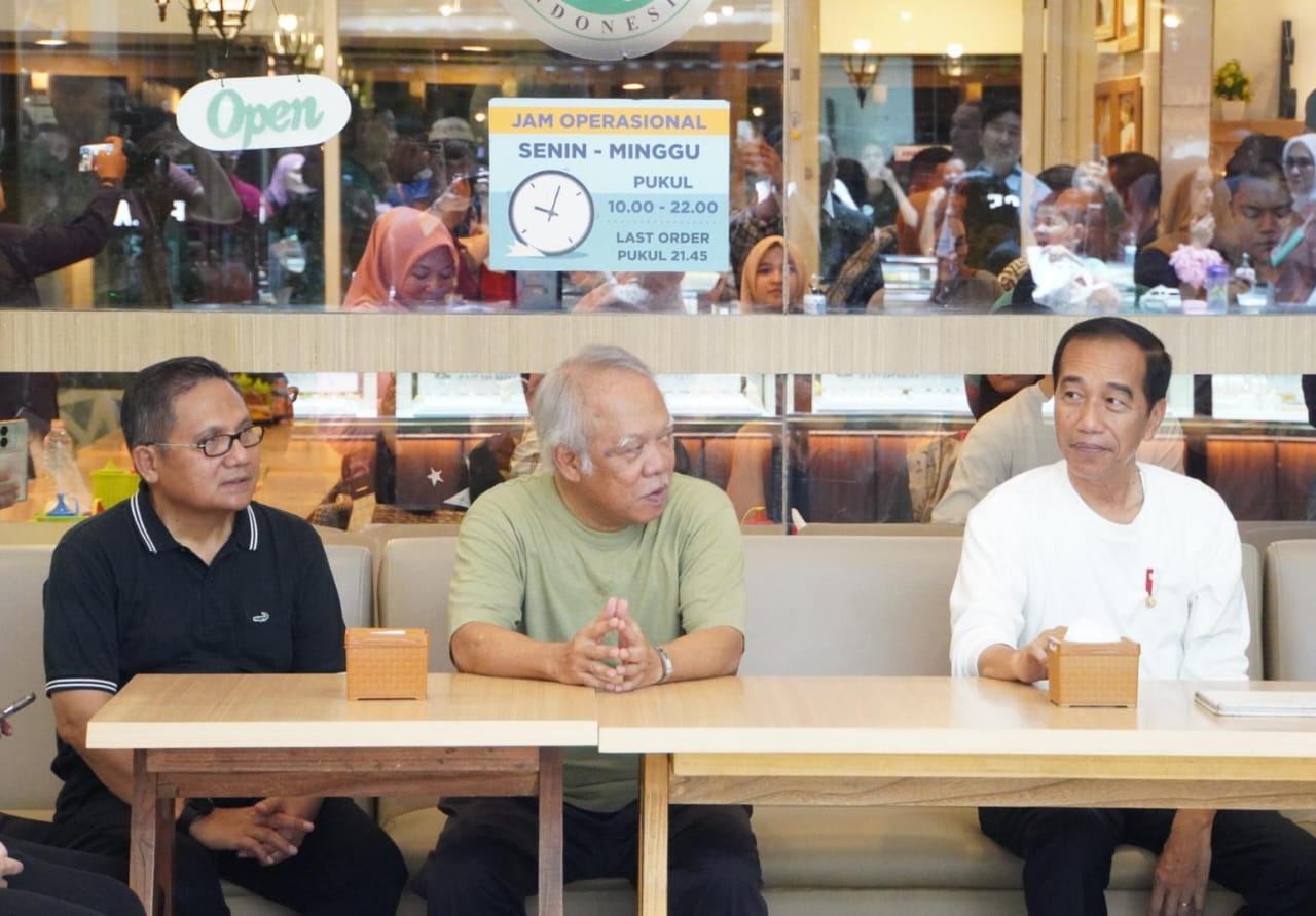 Wali Kota Gorontalo, Marten Taha saat mendampingi Presiden RI Joko Widodo mengunjungi Gorontalo City Mall. (Foto: Humas Pemkot Gorontalo)