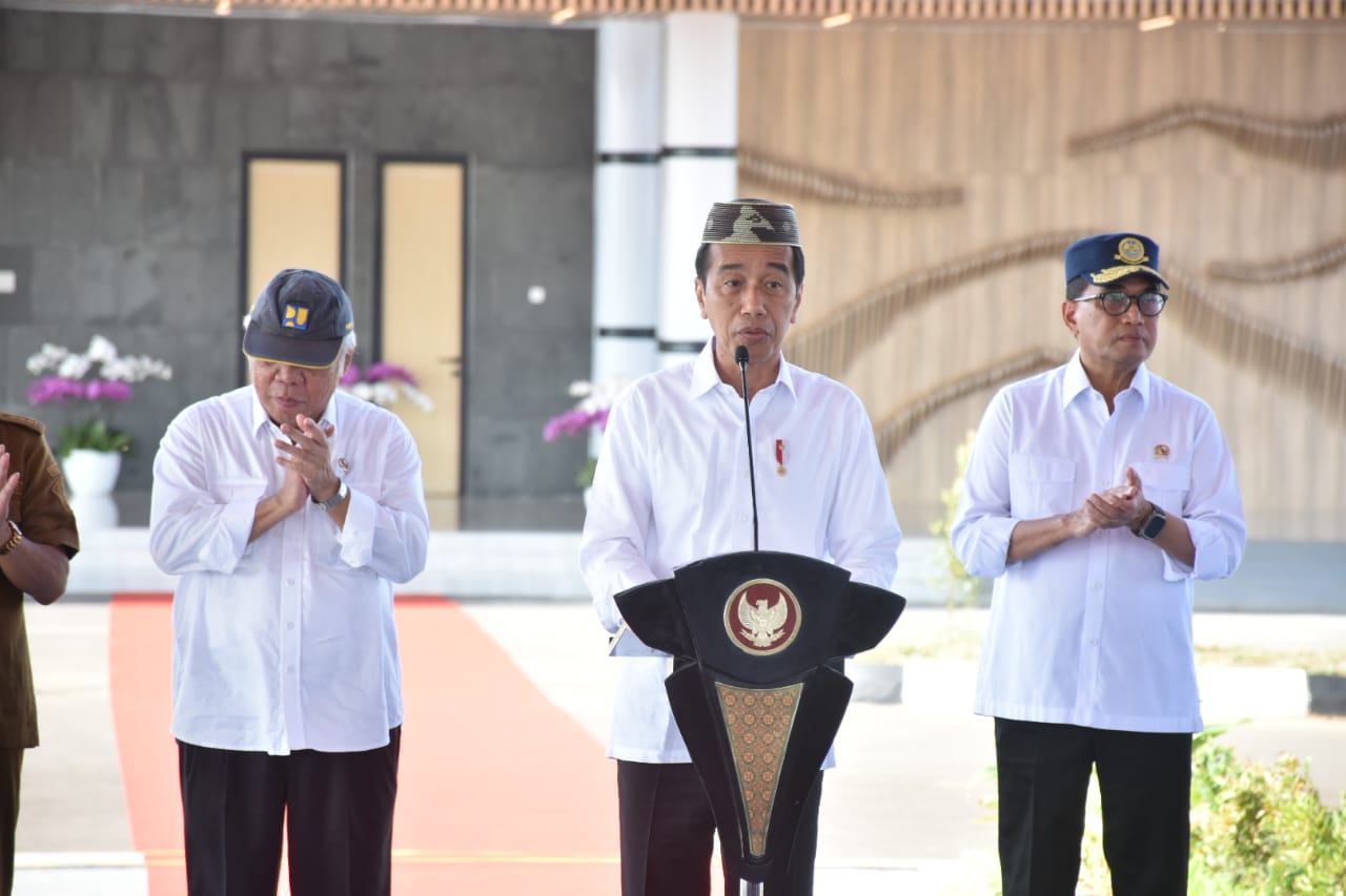 Presiden Republik Indonesia Joko Widodo (Jokowi) menggunakan “Upiya Karanji” pada peresmian pengoperasian bandar udara (Bandara) Panua d Kabupaten Pohuwato. (Foto: Sekertariat Presiden)