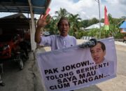 Cara Unik Warga Bonebol Agar Bisa Bertemu Presiden Jokowi