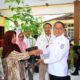 Sekretaris Daerah (Sekda) Kota Gorontalo Ismail Madjid saat melakukan penyaluran Bantuan Bibit cabe warga Kota Gorontalo. (Foto: Humas Pemkot Gorontalo)