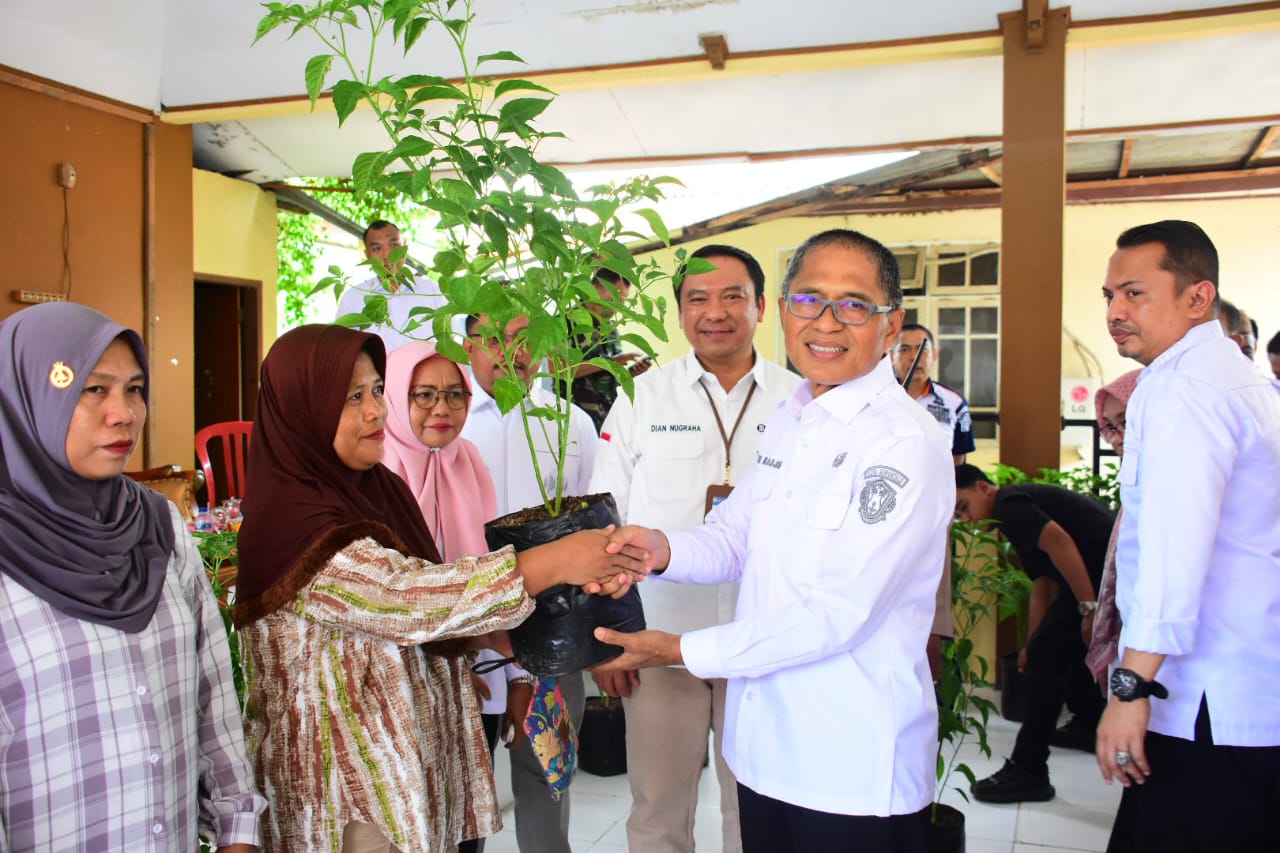 Sekretaris Daerah (Sekda) Kota Gorontalo Ismail Madjid saat melakukan penyaluran Bantuan Bibit cabe warga Kota Gorontalo. (Foto: Humas Pemkot Gorontalo)