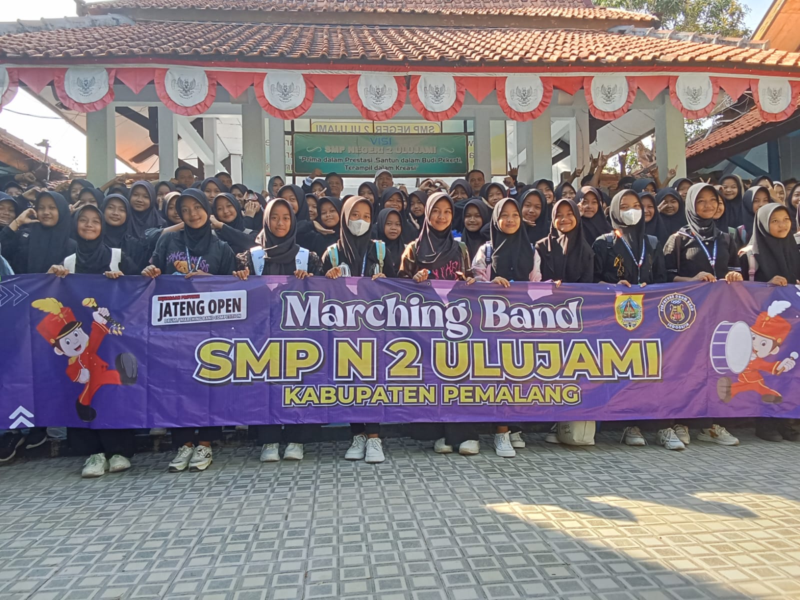 Ratusan personil Marching Band Gita Swara Persada SMP Negeri 2 Ulujami saat ingin Pemalang berangkat untuk melakukan pertandingan kejuaraan Drumband Jateng open 2024 tingkat Provinsi Jawa Tengah. (Foto: Ragil)