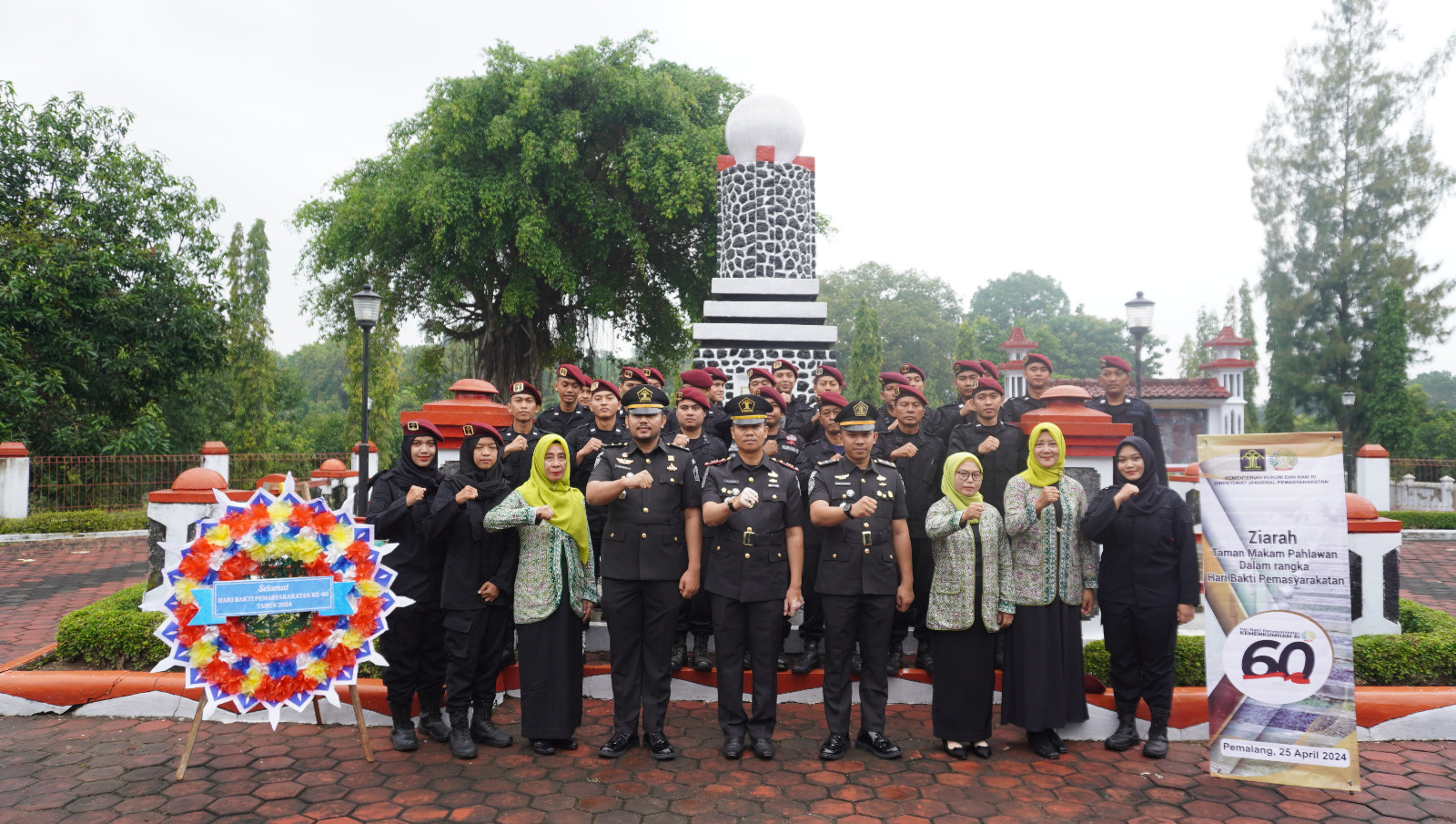 Pegawai Rutan Kelas IIA Pemalang usai mengadakan kegiatan ziarah dan tabur bunga di Taman Makam Pahlawan TMP Jayana Sureng Yudha Pemalang. (Foto: Humas Rutan Kelas IIA Pemalang)