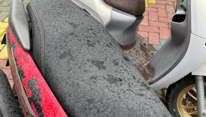 Partikel Abu Vulkanik Gunung Ruang Meluas Hingga Gorontalo Utara mengotori kendaraan terparkir/Hibata.id